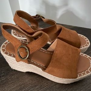 Cute summer platform sandals - 6.5
